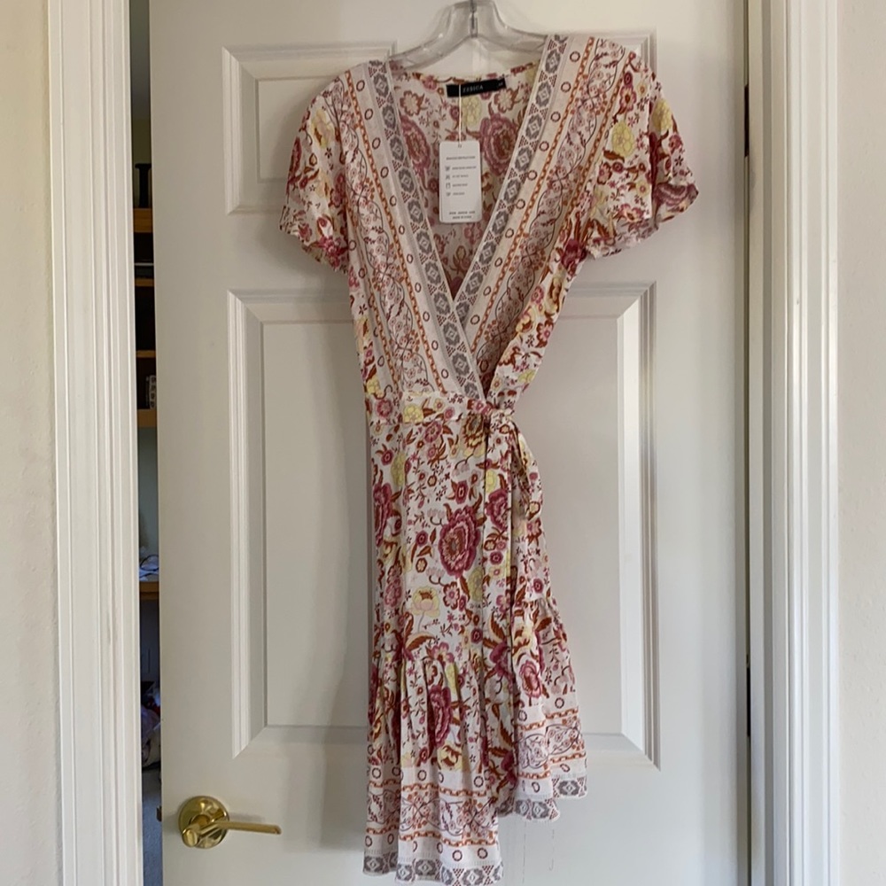 Cute wrap around dress. NWT. Size small